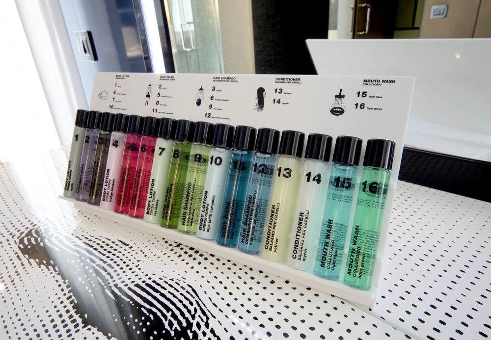 Palazzo Matteotti, The Dedica Anthology, Autograph Collection Hotel Milan Bagian luar foto A selection of toiletries